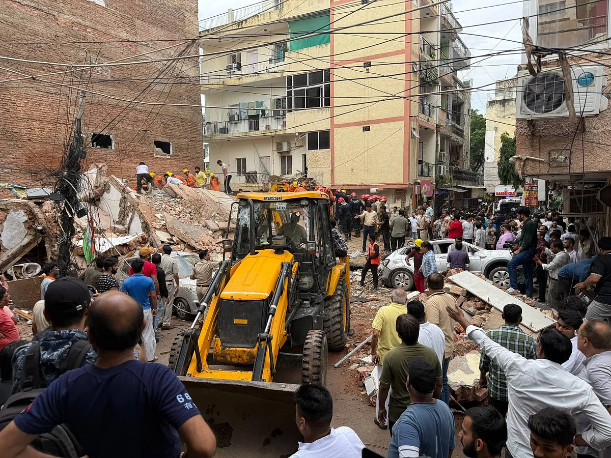 दिल्ली के सत्य निकेतन में बड़ा हादसा, हॉस्टल वाली इमारत ढही, मलबे में कई छात्रों के फंसे होने की आशंका