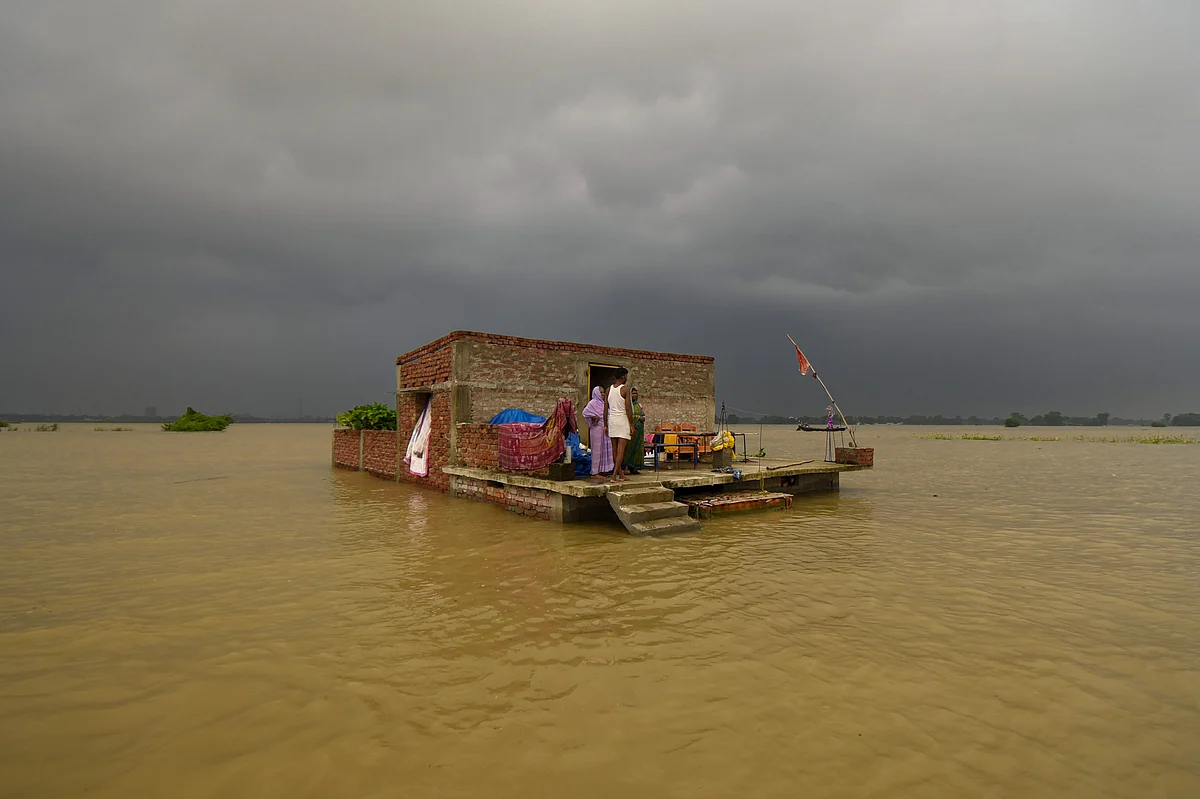पटना में 'जल प्रलय': गांधी घाट पर गंगा ने पार किया उच्चतम स्तर, बेगूसराय, कटिहार समेत इन जिलों में बढ़ी धड़कनें!