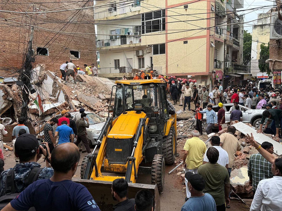 स्थानीय लोगों का दावा है कि इमारत के मलबे के नीचे अब भी लगभग 40 से 50 लोग फंसे हो सकते हैं। इस इमारत में एक बेसमेंट और ऊपर पांच मंजिलें थीं।