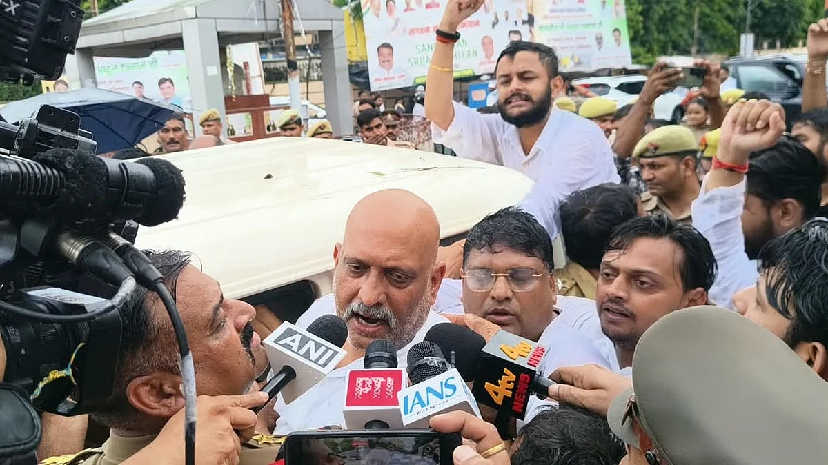 अजय राय को सहारनपुर जाने से रोका गया, विरोध में सड़क पर बैठे, पुलिस ने कांग्रेस कार्यकर्ताओं समेत हिरासत में लिया