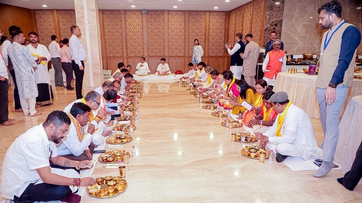 राज्य गेस्टहाउस में सीएम सुवेंदु अधिकारी ने बागेश्वर बाबा के लिए भोज का आयोजन किया था। इसमें उनकी पूरी कैबिनेट और आला अफसर शामिल हुए थे। (फोटो सौजन्य : एक्स/ @SreyashiDey)