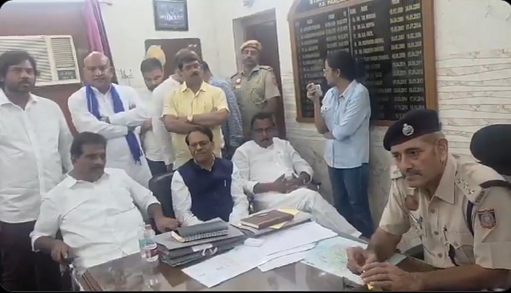 दिल्लीः ‘शुद्धीकरण’ के खिलाफ कांग्रेस के कई सांसद थाने पहुंचे, जीरो एफआईआर दर्ज करने की मांग की, पुलिस का इनकार