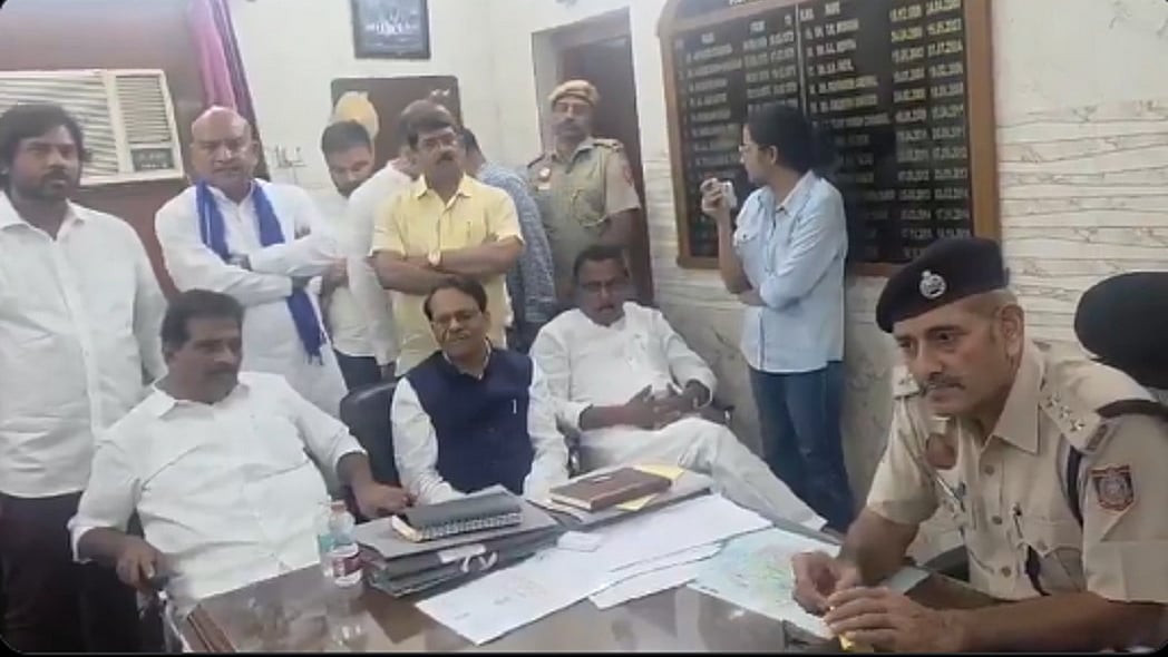 दिल्लीः ‘शुद्धीकरण’ के खिलाफ कांग्रेस के कई सांसद थाने पहुंचे, जीरो एफआईआर दर्ज करने की मांग की, पुलिस का इनकार