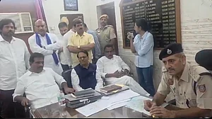 दिल्लीः ‘शुद्धीकरण’ के खिलाफ कांग्रेस के कई सांसद थाने पहुंचे, जीरो एफआईआर दर्ज करने की मांग की, पुलिस का इनकार