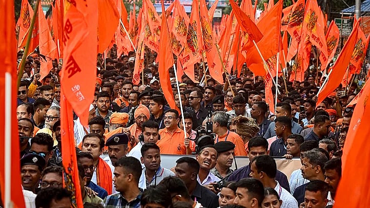 भगवा मार्च की अगुवाई करते पश्चिम बंगाल के मुख्यमंत्री सुवेंदु अधिकारी (फोटो - पीटीआई)