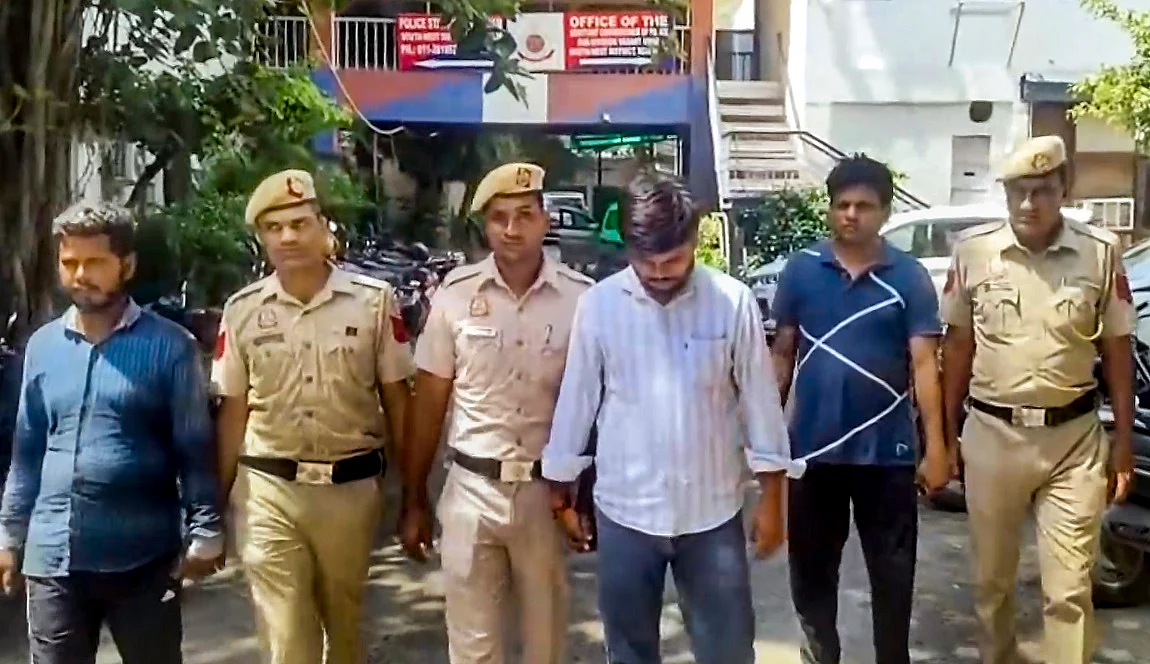 सत्य निकेतन हादसे में ठेकेदार का खुलासा- दुकान बनाने के लिए बेसमेंट में दीवार तोड़ने से ढह गई इमारत