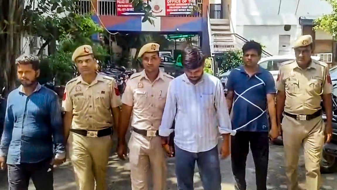सत्य निकेतन हादसे में ठेकेदार का खुलासा- दुकान बनाने के लिए बेसमेंट में दीवार तोड़ने से ढह गई इमारत