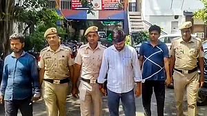 सत्य निकेतन हादसे में ठेकेदार का खुलासा- दुकान बनाने के लिए बेसमेंट में दीवार तोड़ने से ढह गई इमारत
