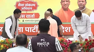 बड़ी खबर LIVE: योगी से सवाल पूछने वाली पत्रकार ने धमकी और नौकरी से निकाले जाने का आरोप लगाया, अजय राय ने सरकार को घेरा