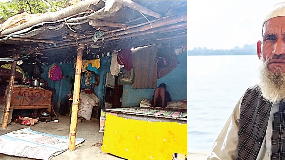 उत्तर दिनजापुर के हाट की एक दुकान और (बाएं) जलील अख्तर
