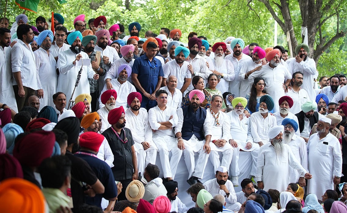 नशे के खिलाफ पंजाब कांग्रेस का शंखनाद, पायलट के नेतृत्व में चीमा के खिलाफ जोरदार प्रदर्शन, कई नेता हिरासत में