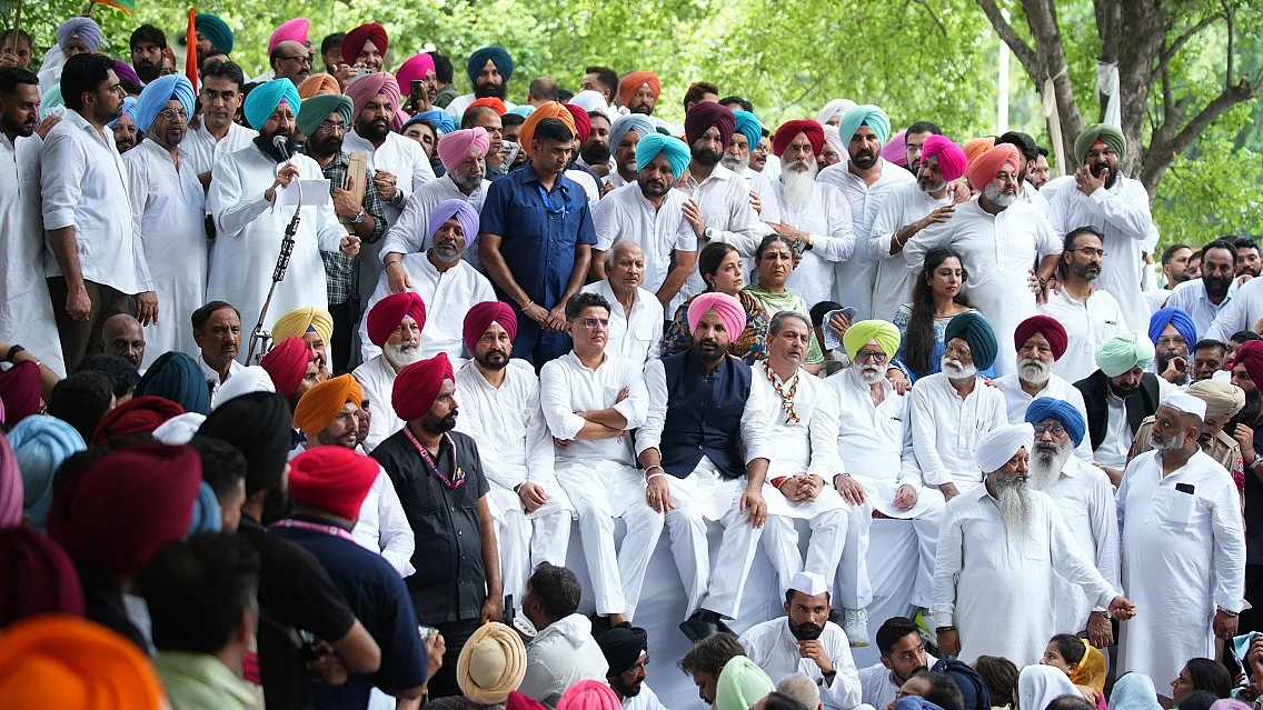 नशे के खिलाफ पंजाब कांग्रेस का शंखनाद, पायलट के नेतृत्व में चीमा के खिलाफ जोरदार प्रदर्शन, कई नेता हिरासत में