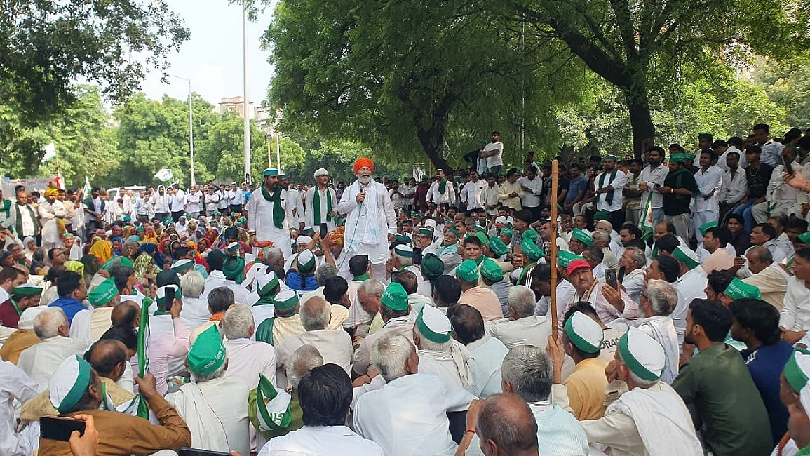 नोएडा में मांगों को लेकर किसानों का धरना तीसरे दिन भी जारी, तीनों प्राधिकरणों के बाहर डटे हजारों किसान