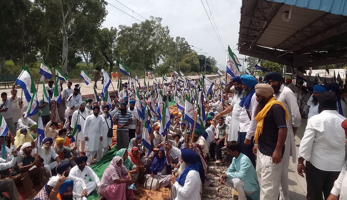 पंजाब सरकार के खिलाफ किसानों का गुस्सा फूटा, मांगें मनवाने के लिए चार जगह रेल पटरी पर बैठे अन्नदाता
