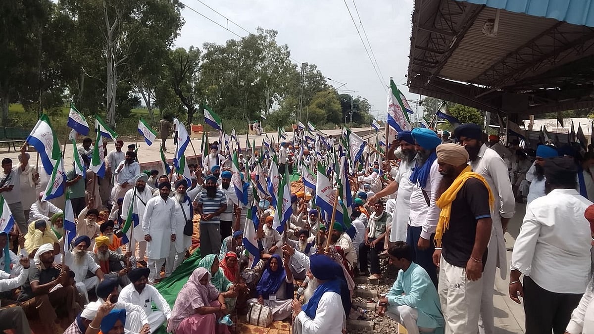 पंजाब सरकार के खिलाफ किसानों का गुस्सा फूटा, मांगें मनवाने के लिए चार जगह रेल पटरी पर बैठे अन्नदाता