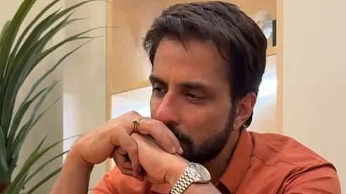 'असली अपग्रेड फोन का नहीं समाज का करो', आईफोन की भीड़ देख सोनू सूद का तंज 