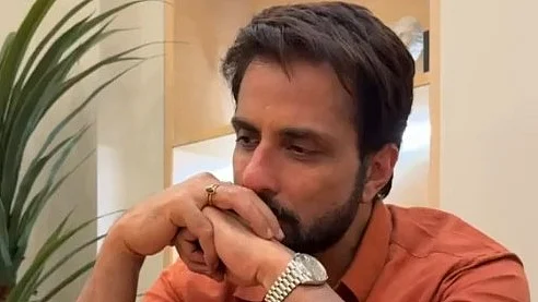 'असली अपग्रेड फोन का नहीं समाज का करो', आईफोन की भीड़ देख सोनू सूद का तंज