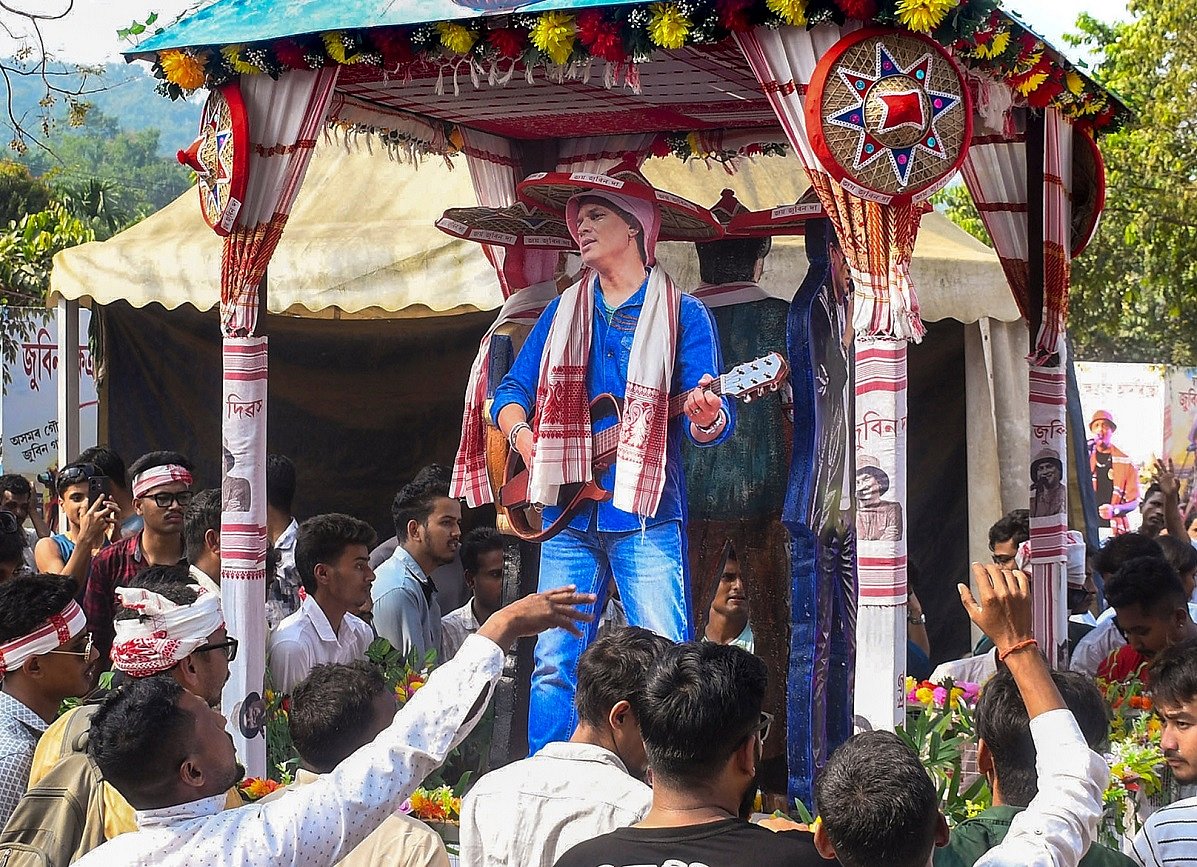 असम: गायक जुबीन गर्ग की पहली पुण्यतिथि पर उमड़ा जनसैलाब, फैंस ने गीतों से अपने आइकॉन को दी श्रद्धांजलि 