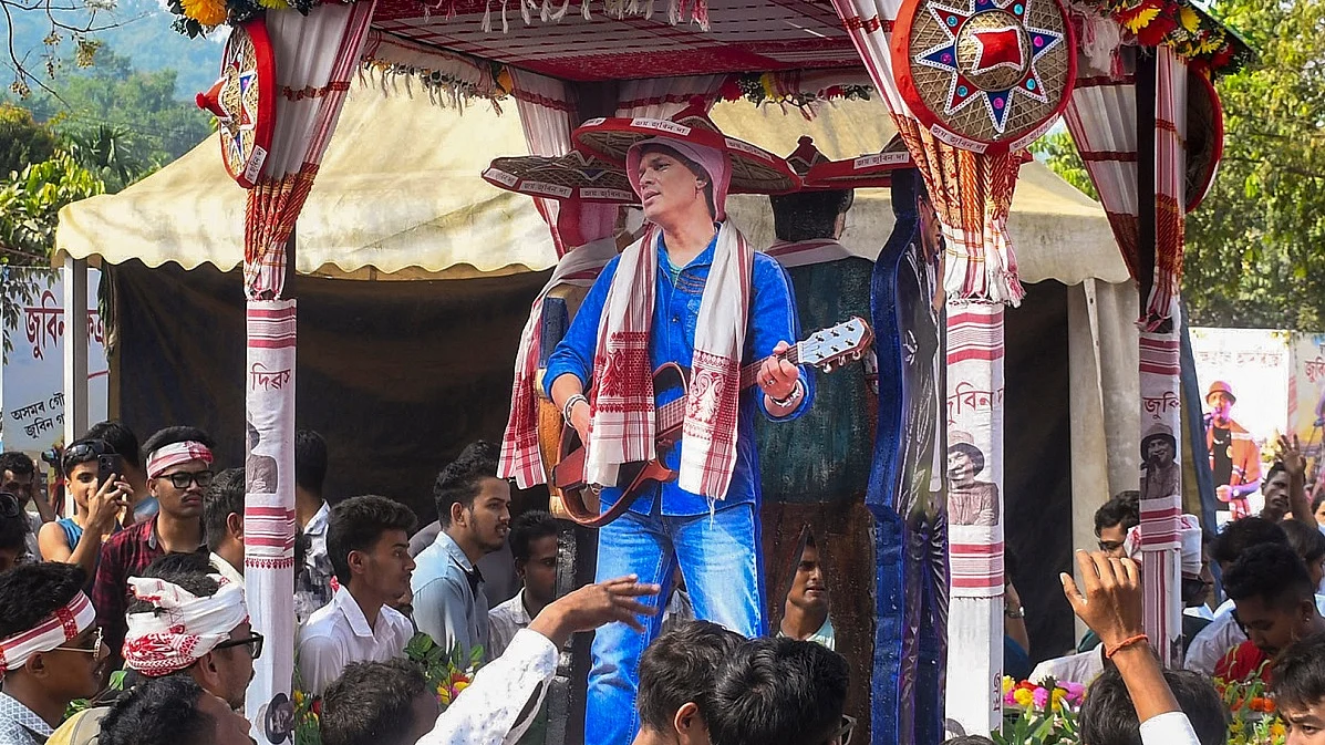 असम: गायक जुबीन गर्ग की पहली पुण्यतिथि पर उमड़ा जनसैलाब, फैंस ने गीतों से अपने आइकॉन को दी श्रद्धांजलि