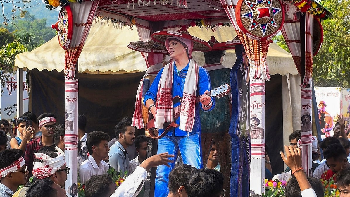 असम: गायक जुबीन गर्ग की पहली पुण्यतिथि पर उमड़ा जनसैलाब, फैंस ने गीतों से अपने आइकॉन को दी श्रद्धांजलि