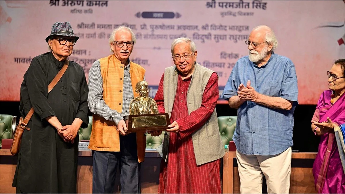 दिल्ली में आयोजित कार्यक्रम में श्रीकांत वर्मा शिखर सम्मान प्राप्त करते लेखक अशोक वाजपेयी (फोटो सौजन्य - एएनआई)