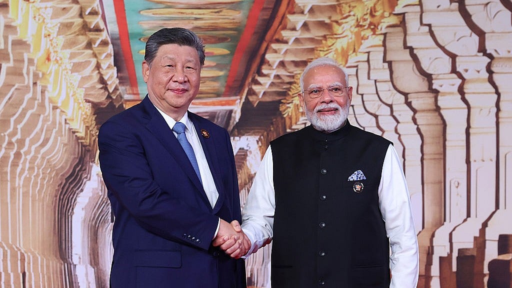 दिल्ली में आयोजित ब्रिक्स शिखर सम्मेलन में पीएम मोदी और चीन के राष्ट्रपति शी जिनपिंग (फोटो : Getty Images)