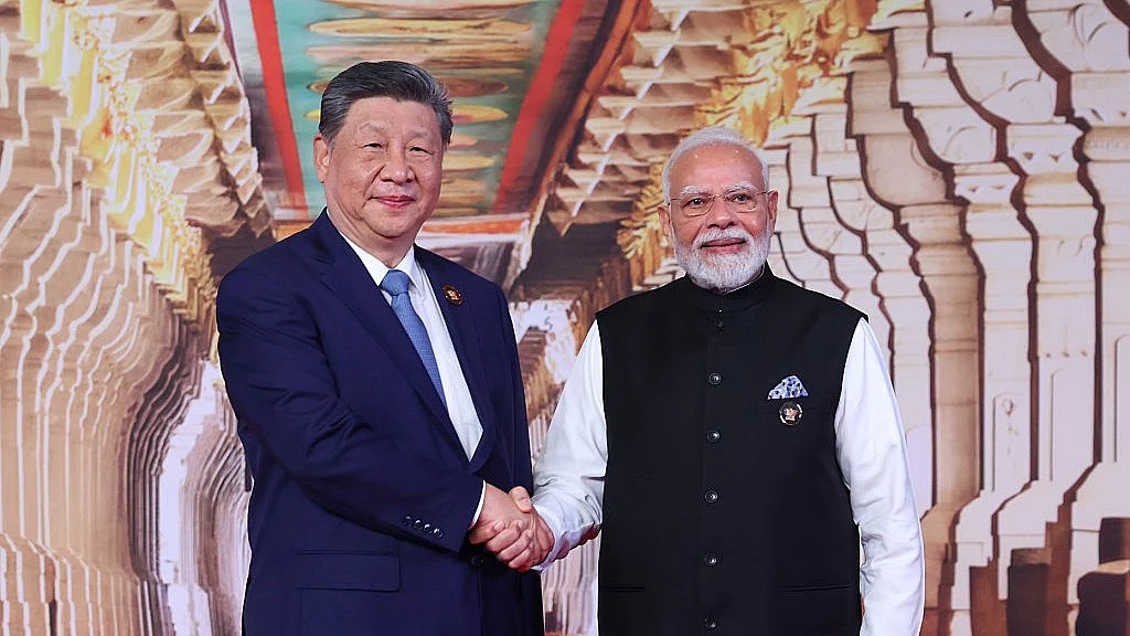दिल्ली में आयोजित ब्रिक्स शिखर सम्मेलन में पीएम मोदी और चीन के राष्ट्रपति शी जिनपिंग (फोटो : Getty Images)