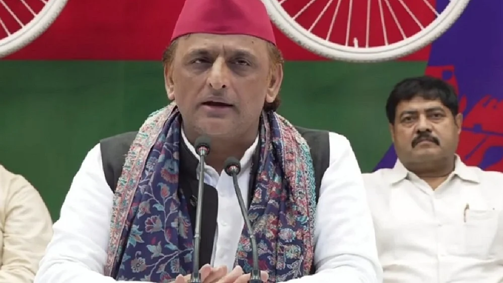 चुनाव आयोग विवाद पर अखिलेश बोले- निष्पक्ष चुनाव पर उठे गंभीर सवाल, आखिर आयोग किसके इशारे पर कर रहा काम