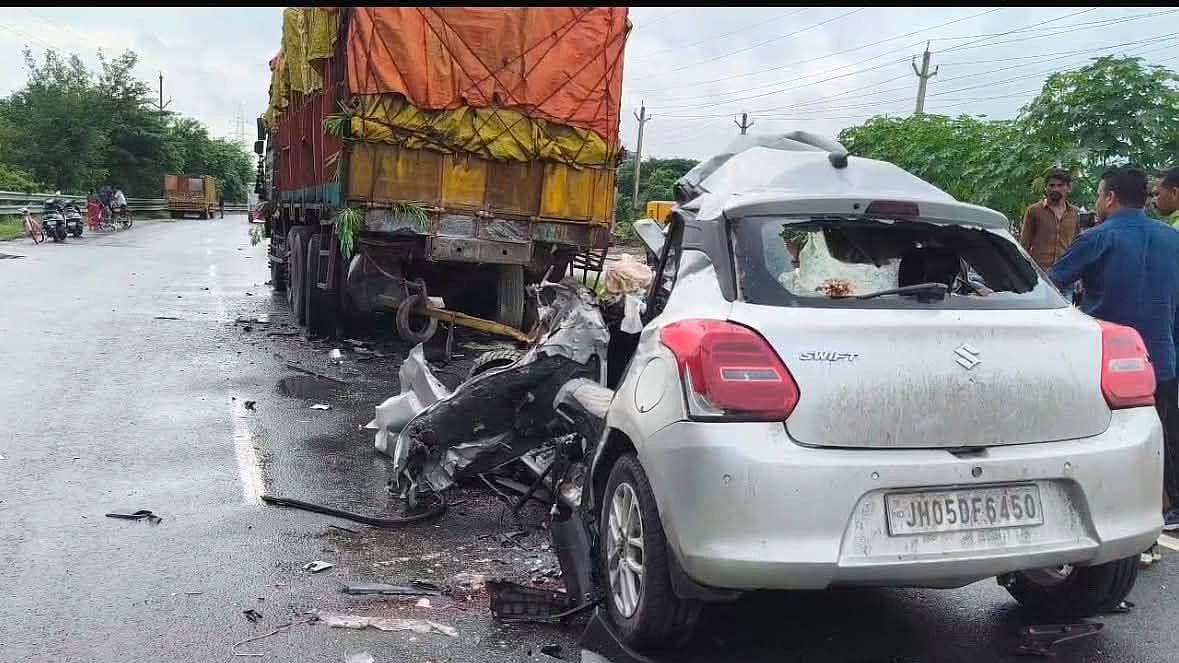 जमशेदपुर पर खड़े ट्रेलर से टकराई तेज रफ्तार कार, ग्रामीण विकास मंत्री की बेटी समेत चार की मौत