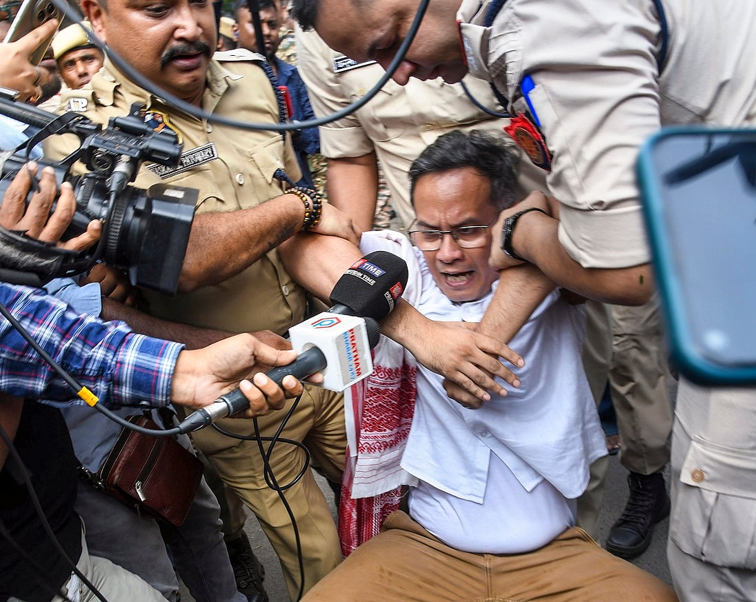 असम में ज्ञानेश कुमार के खिलाफ कांग्रेस का जोरदार प्रदर्शन, गौरव गोगोई समेत कई नेता हिरासत में लिए गए