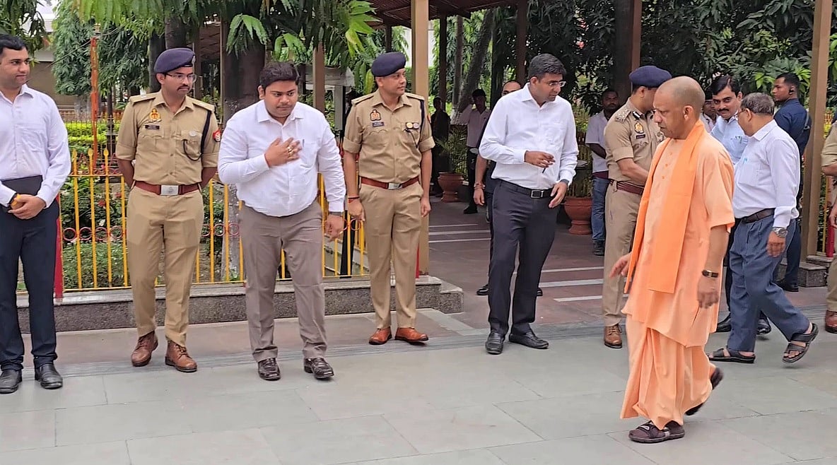 हाल के दिनों में योगी आदित्यनाथ ने पुलिस और प्रशासन में बड़े पैमाने पर फेरबदल किया है