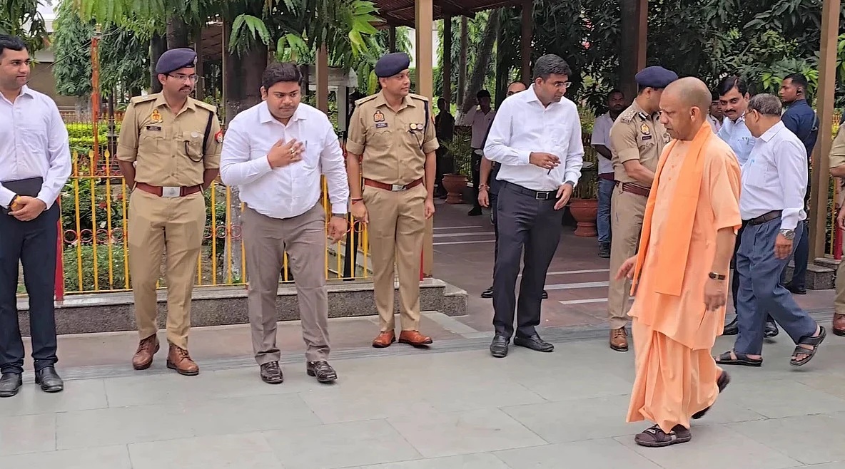 चुनावी घेराबंदी के पहले यूपी में ‘प्रशासनिक बाड़बंदी’