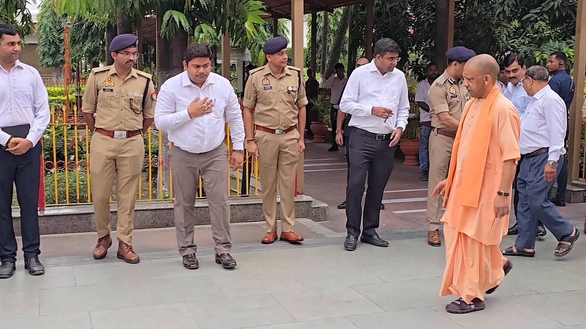 हाल के दिनों में योगी आदित्यनाथ ने पुलिस और प्रशासन में बड़े पैमाने पर फेरबदल किया है