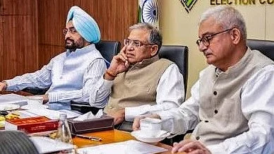 चुनाव आयोग की 'डैमेज कंट्रोल' की कोशिश ने खड़े कर दिए कई और सवाल
