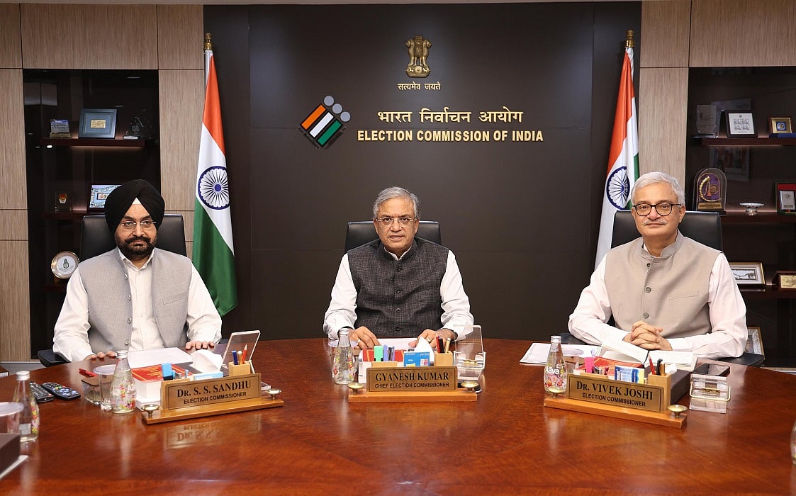 गंभीर आरोपों के बीच चुनाव आयोग की बड़ी बैठक, ज्ञानेश कुमार और दोनों चुनाव आयुक्त हुए शामिल, लिए कई अहम फैसले