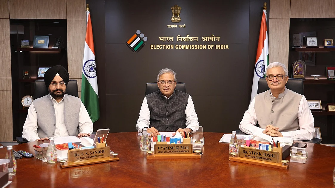 गंभीर आरोपों के बीच चुनाव आयोग की बड़ी बैठक, ज्ञानेश कुमार और दोनों चुनाव आयुक्त हुए शामिल, लिए कई अहम फैसले