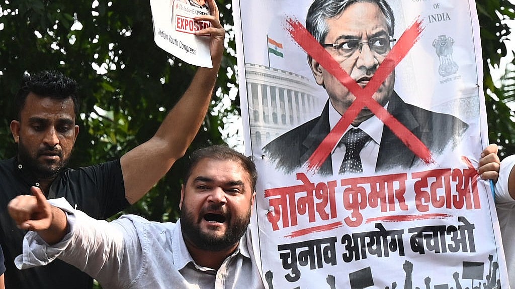 मुख्य चुनाव आयुक्त ज्ञानेश कुमार के खिलाफ देश भर में विरोध प्रदर्शन हो रहे हैं (फोटो: Getty Images)