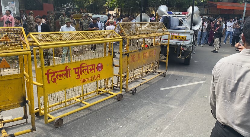 25 सितंबर को संसद मार्ग थाने के सामने के घुमावदार गलियार से जंतर-मंतर जाने वाले रास्ते पर बैरिकेंडिंग लगाता पुलिस