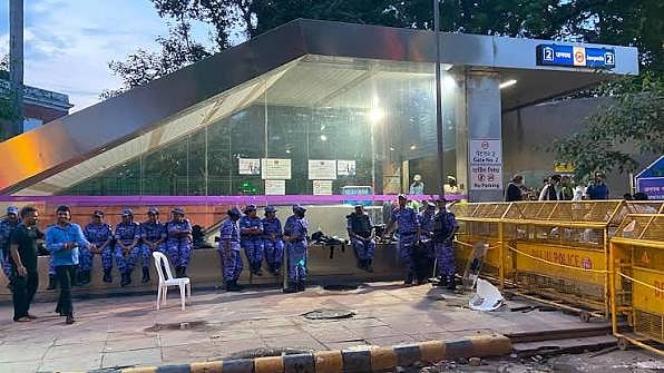 जनपथ मेट्रो स्टेशन से जंतर-मंतर की तरफ जाने वाले रास्ते पर भी तैनात रहते हैं सुरक्षा कर्मी