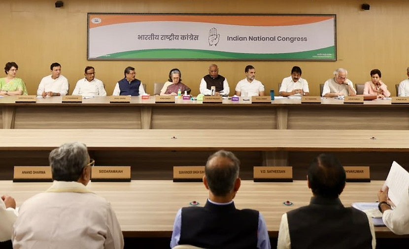 'PM ने CEC ज्ञानेश कुमार पर दबाव डाला', खड़गे ने मोदी से मांगा इस्तीफा, चुनाव आयोग के सामने रखी पांच मांगे (फोटो: @kharge)
