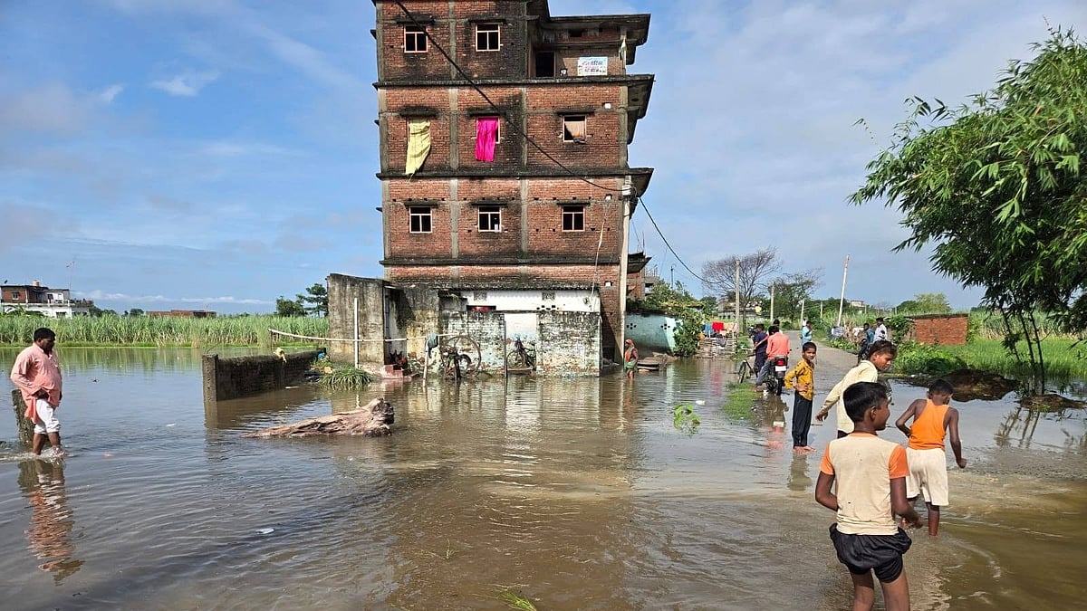 बिहार में बाढ़: खोखले दावों के बीच चंपारण में लोगों का फूटा गुस्सा, 'हर साल डूबते आशियानों का जवाब कौन देगा?