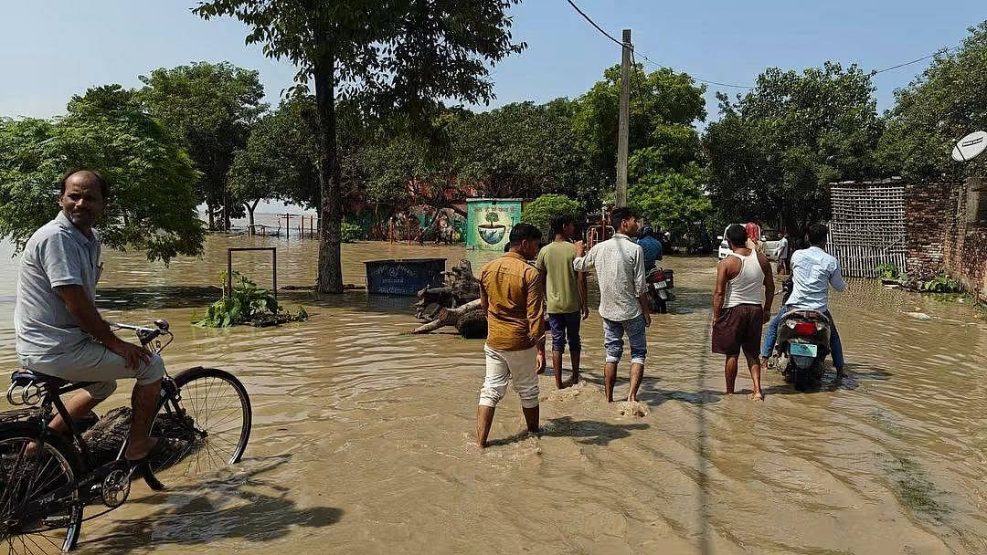 बिहार में बाढ़: खोखले दावों के बीच चंपारण में लोगों का फूटा गुस्सा, 'हर साल डूबते आशियानों का जवाब कौन देगा?
