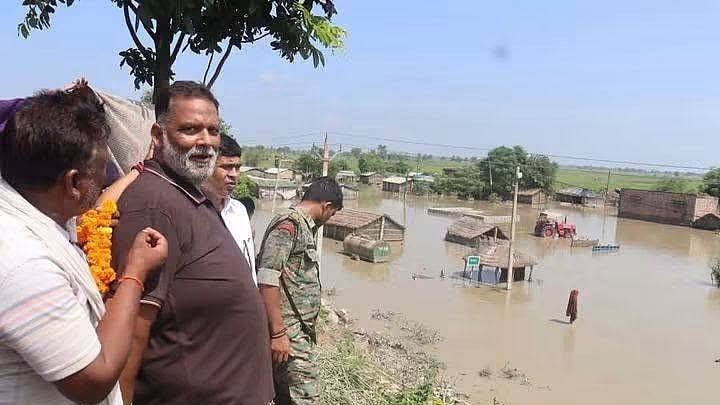 बिहार में बाढ़: खोखले दावों के बीच चंपारण में लोगों का फूटा गुस्सा, 'हर साल डूबते आशियानों का जवाब कौन देगा?