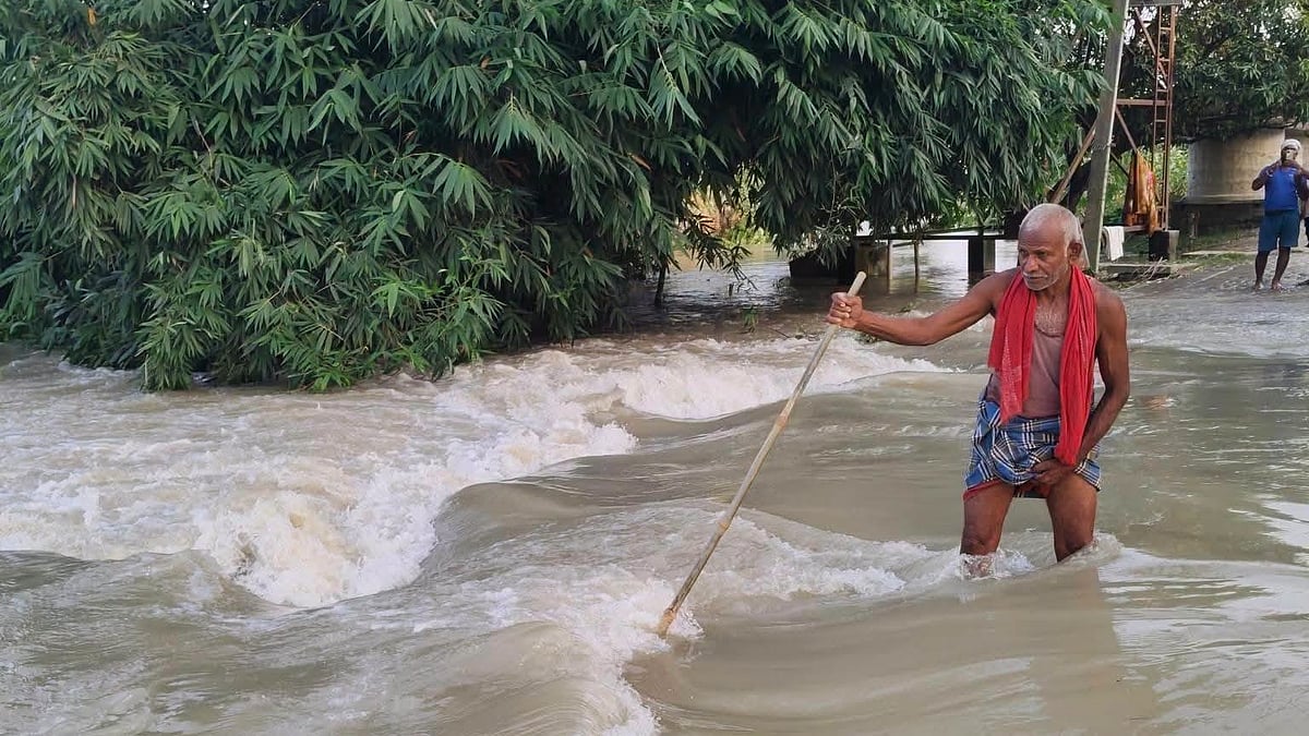 बिहार में बाढ़: खोखले दावों के बीच चंपारण में लोगों का फूटा गुस्सा, 'हर साल डूबते आशियानों का जवाब कौन देगा?