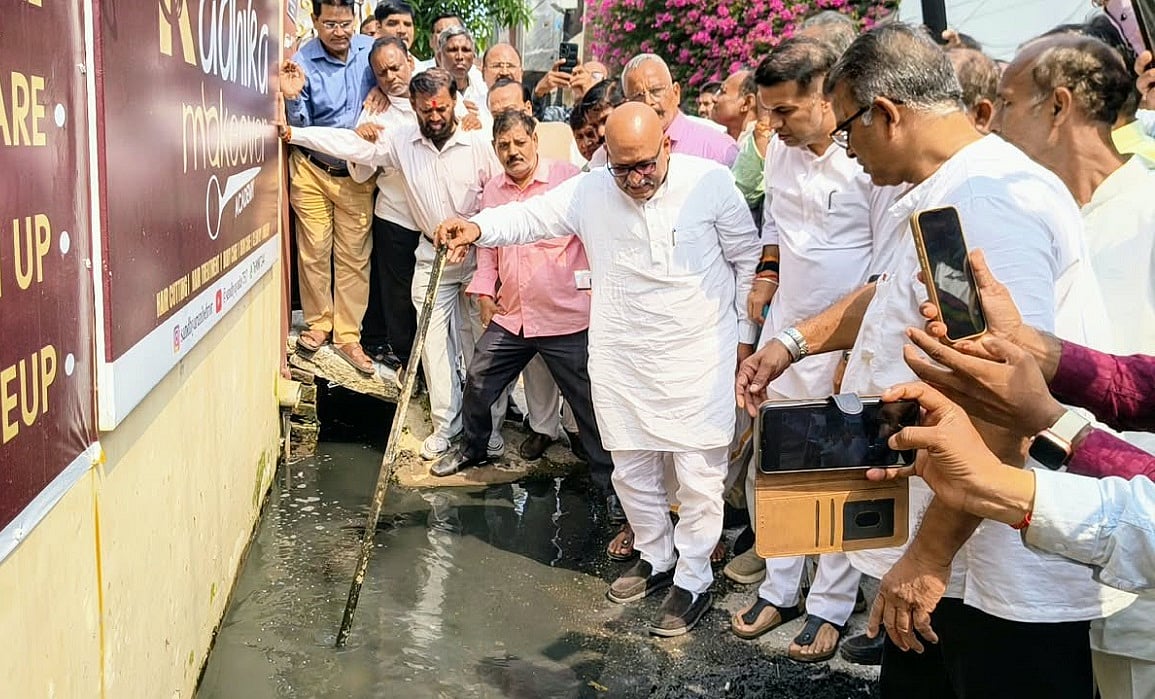 योगी के गोरखपुर में जलभराव से हाहाकार, पीड़ितों से मिलने पहुंचे अजय राय, बीजेपी सरकार पर साधा निशाना
