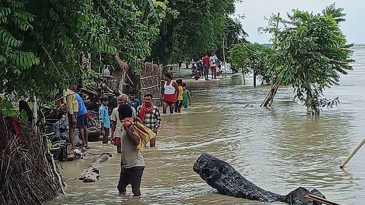 बिहार में बाढ़: खोखले दावों के बीच चंपारण में लोगों का फूटा गुस्सा, 'हर साल डूबते आशियानों का जवाब कौन देगा?