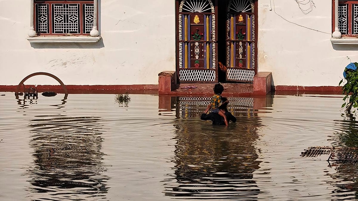 बिहार में बाढ़: खोखले दावों के बीच चंपारण में लोगों का फूटा गुस्सा, 'हर साल डूबते आशियानों का जवाब कौन देगा?