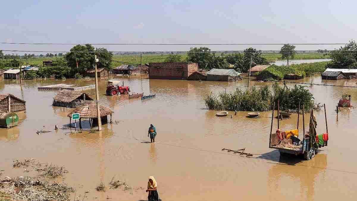 बिहार में बाढ़: खोखले दावों के बीच चंपारण में लोगों का फूटा गुस्सा, 'हर साल डूबते आशियानों का जवाब कौन देगा?