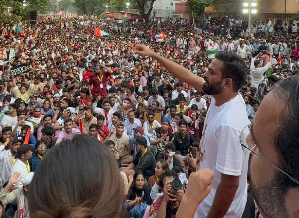 मुंबई में SIR और ज्ञानेश कुमार के खिलाफ कॉकरोच पार्टी का प्रदर्शन, कहा- ये सिर्फ ट्रेलर, जंतर-मंतर पर होगा फाइनल