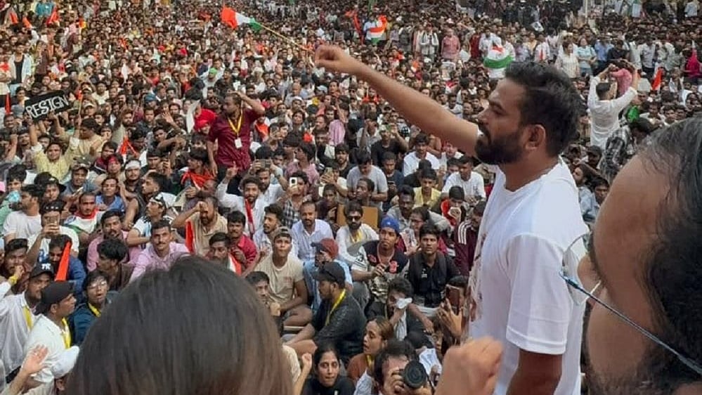 मुंबई में SIR और ज्ञानेश कुमार के खिलाफ कॉकरोच पार्टी का प्रदर्शन, कहा- ये सिर्फ ट्रेलर, जंतर-मंतर पर होगा फाइनल